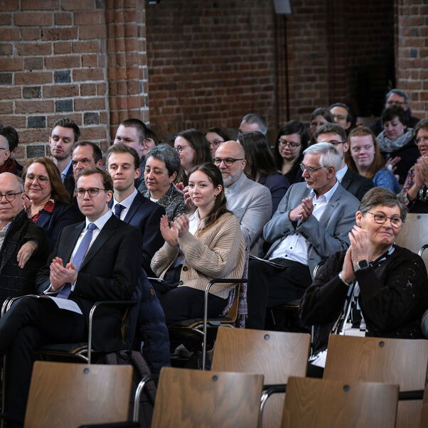 Viele Personen in einer Kirche