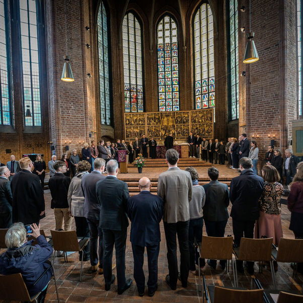 Viele Personen stehn in einer Kirche