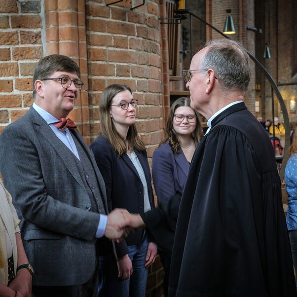 Eine Person schüttelt einer anderen die Hand