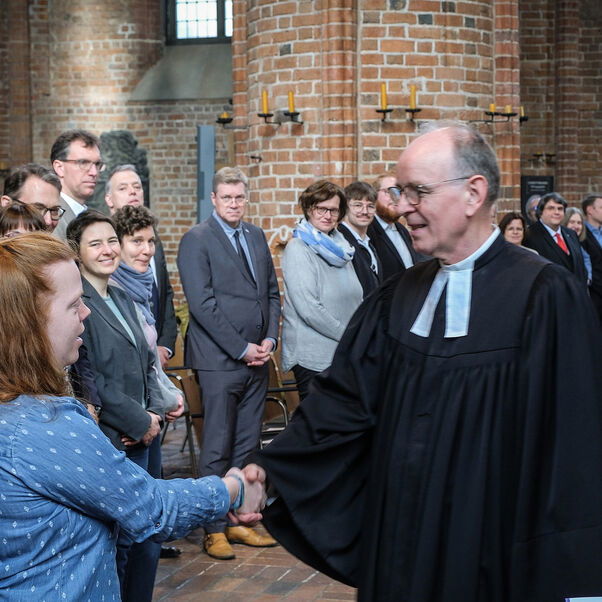 Eine Person schüttelt einer anderen die Hand