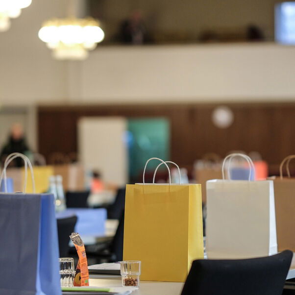 Mehrere bunte Papiertüten auf einem Tisch