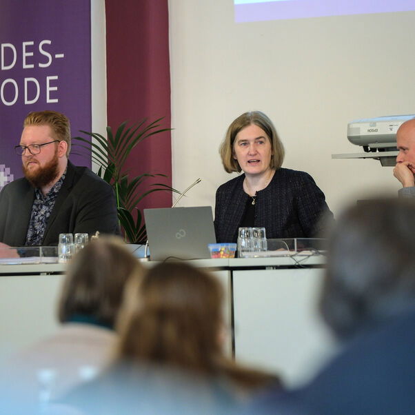 Eine weiblich lesbare Person an einem Tisch