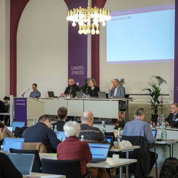 Mehrere Personen in einem Sitzungssaal