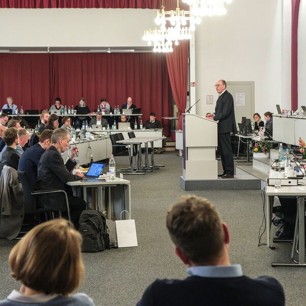 Viele Personen in einem Sitzungssaal