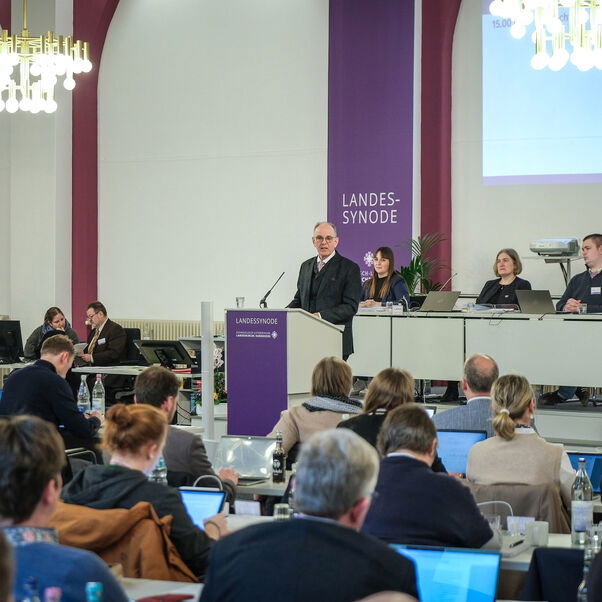 Viele Personen in einem Sitzungssaal