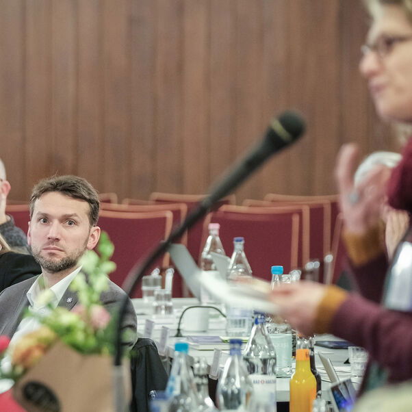 Eine weiblich lesbare Person an einem Mikrofon