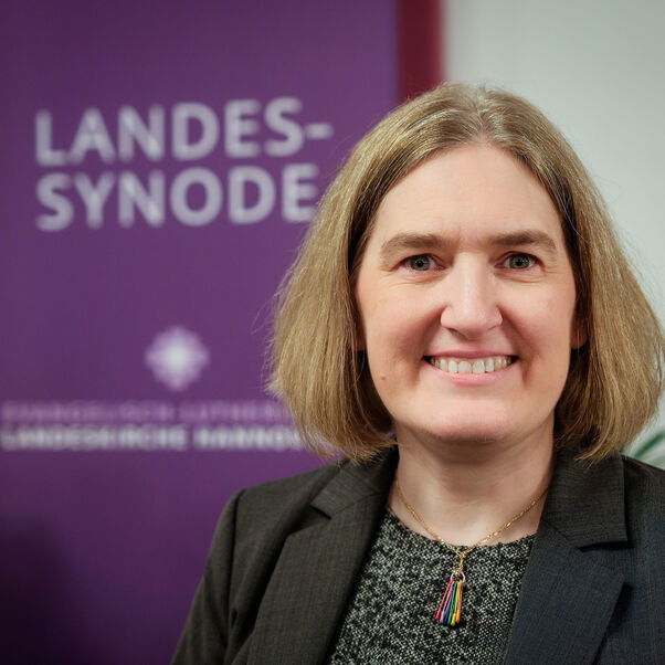 Eine weiblich zu lesende Person lächelt in die Kamera.