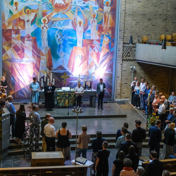 Viele Personen versammelt im Inneren einer Kirche