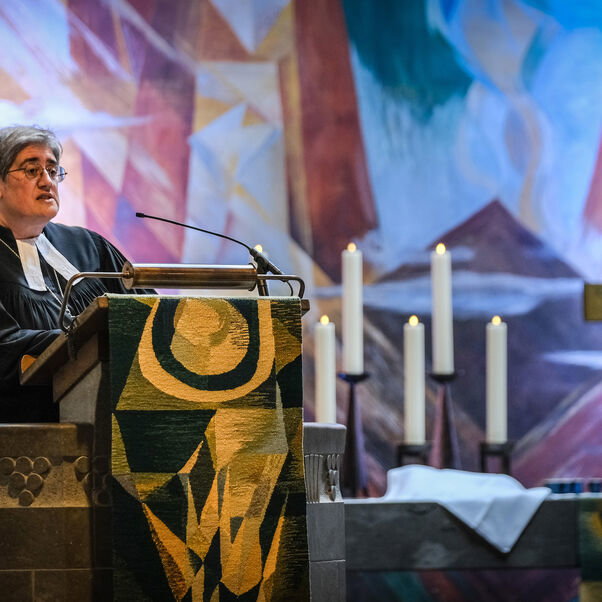 Eine weiblich lesbare Person in einer Kirche