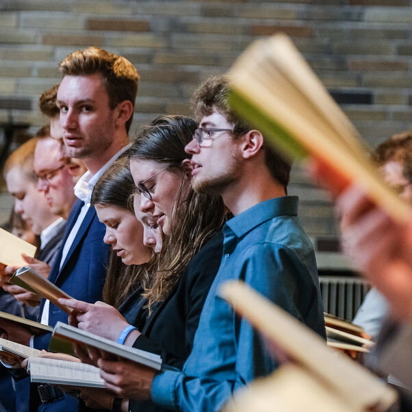 Mehrere Personen mit Musikinstrumenten in einer Kirche