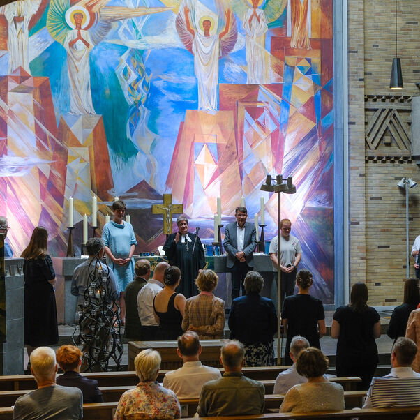 Viele Personen im Inneren einer Kirche