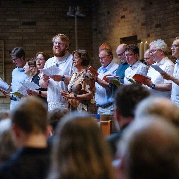 Mehrere Personen stehen im Inneren einer Kirche