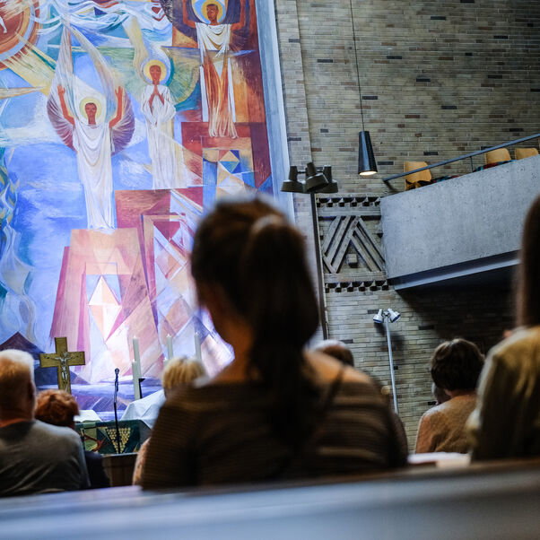 Zwei weiblich lesbare Personen in einer Kirchenbank