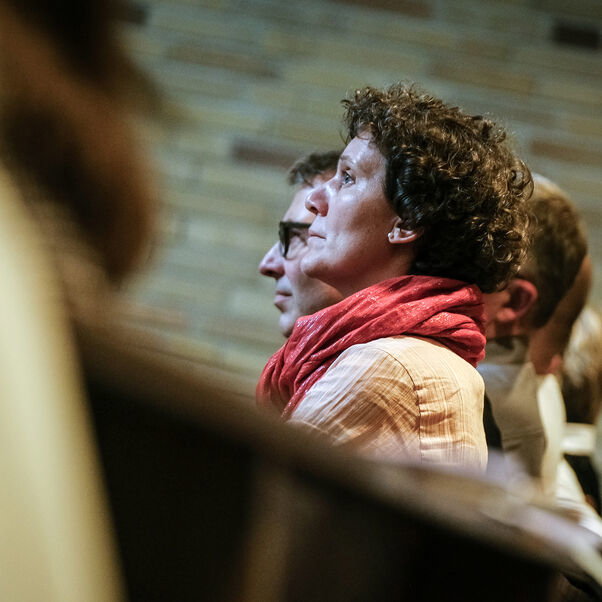 Eine weiblich lesbare Person in einer Kirche