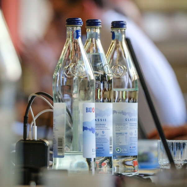 Wasserflaschen auf einem Tisch