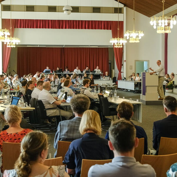 Viele Personen in einem Sitzungssaal