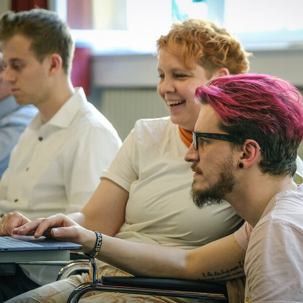 Zwei Personen an einem Computer