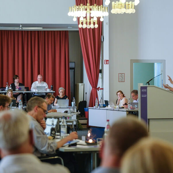 Viele Personen in einem Sitzungssaal