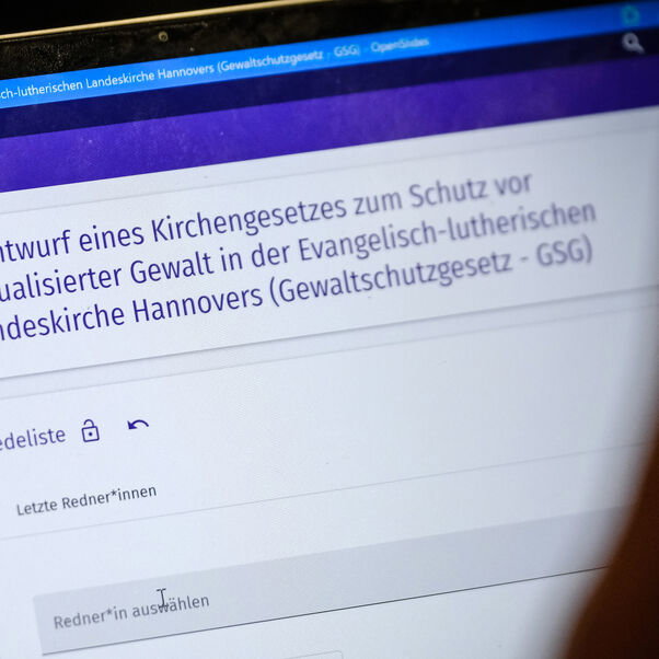 Blick auf einen Bildschirm mit einem Gesetzentwurf