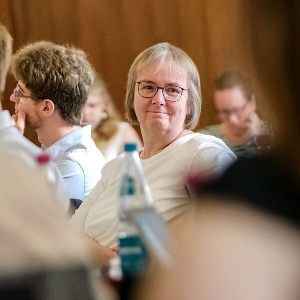 Mehrere Personen in einem Sitzungssaal