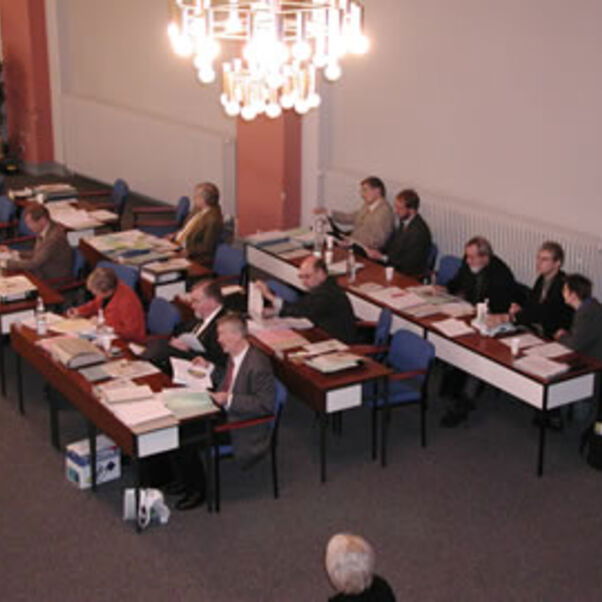 Blick in die Reihen des Landeskirchenamtes