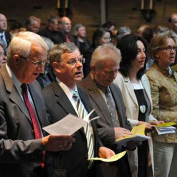 Eröffnungsgottesdienst: Synodale des Sprengels Ostfriesland hatten die liturgischen Teile vorbereitet: (v.l.) Alwin Pfanne, Gerd Bohlen, Ludwig Brüggemann, Dr. Bettina Siegmund und Gunda Dröge