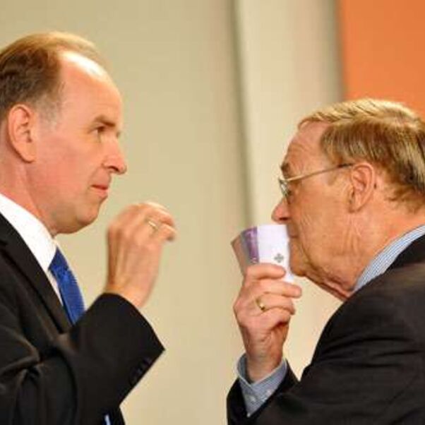 Landesbischof Ralf Meister (l.) im Gespräch mit Altbischof D. Horst Hirschler