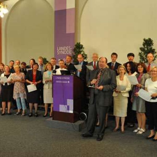 "Ich war noch niemals ohne Euch" - Der Synodalchor mit dem Solisten Christian Castel brachten dem ehemaligen Bischofsvikar Hans-Hermann Jantzen ein persönliches Ständchen. 