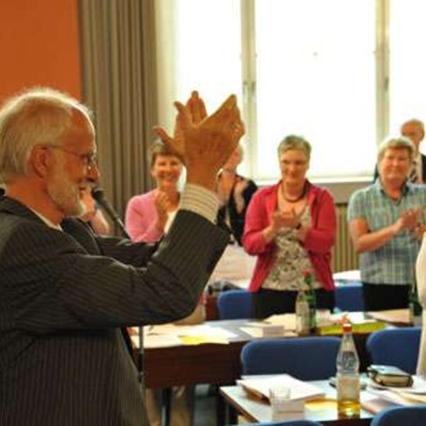 "Mit Dank zurück!" - Hans-Hermann Jantzen bedankt sich bei den Synodalen für die zahlreichen lobenden Worte zur Verabschiedung.