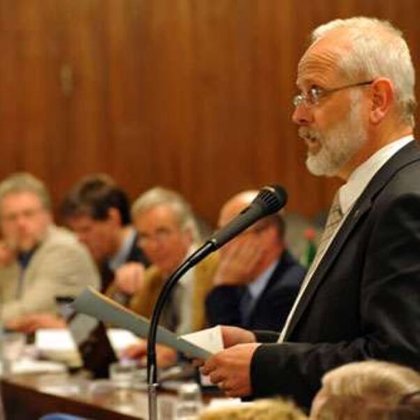 Am Saalmikrofon: Synodaler Michael Gierow, Sprengel Lüneburg