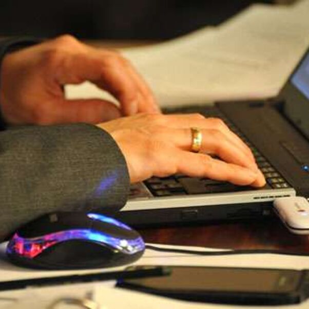 Während der Sitzung schon einmal die aktuellen Bilder ansehen? - Für viele Synodale mit moderner Technik selbstverständlich. 