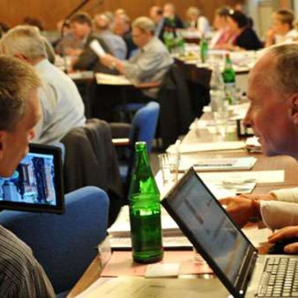 Kommunikation real und virtuell - Standard bei den Synodentagungen. Hier v.l. Christof Pannes (Peine) und Philipp Meyer (Hameln) 