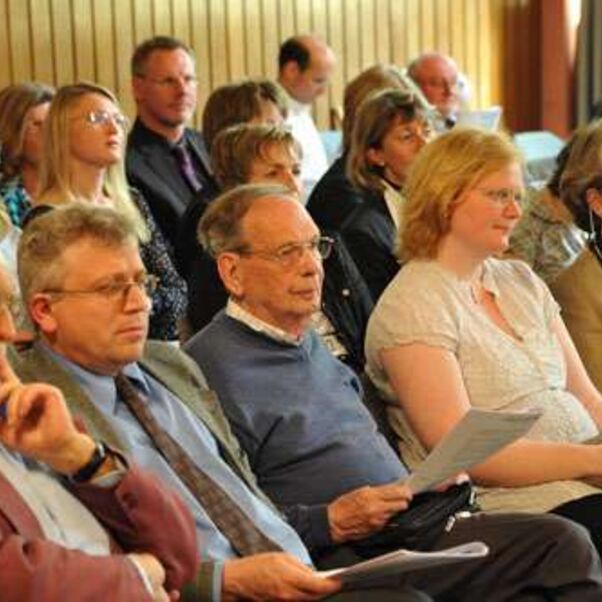 Die synodale Zuschauerbank während des Bischofsberichts