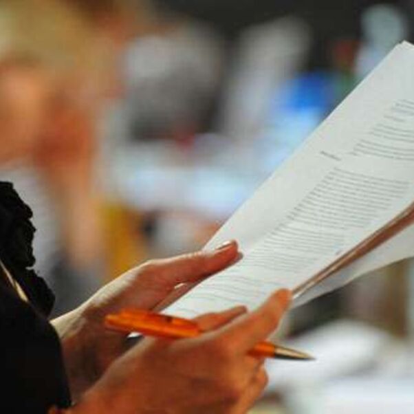 Wichtiges notieren - der Stift bleibt beim Bericht des Landesbischofs in Bereitschaft 