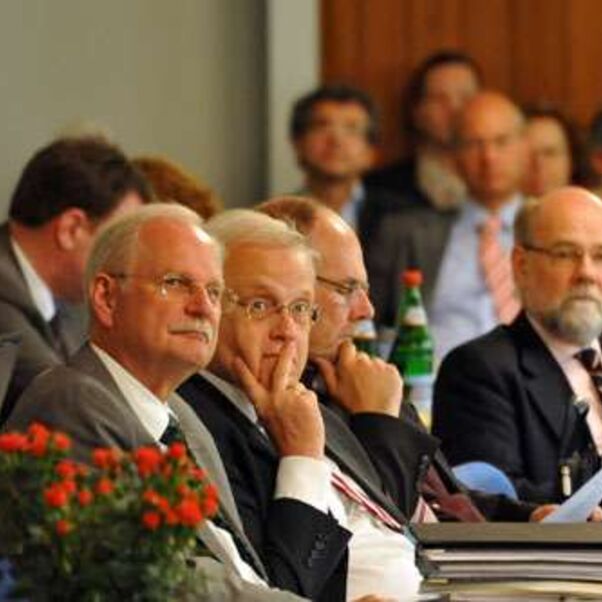 Aufmerksame Zuhörer auf der Bank des Landeskirchenamtes beim ersten Bischofsbericht von Ralf Meister. 