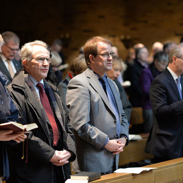 gottesdienstbesucher_singend