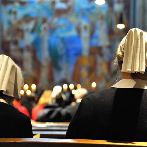 Zwei Diakonissen der Henriettenstiftung nehmen am Eröffnungsgottesdienst teil.