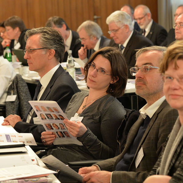 JS5_5189_blick_in_die_reihen