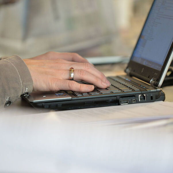 JS5_5601_Beim Tippen