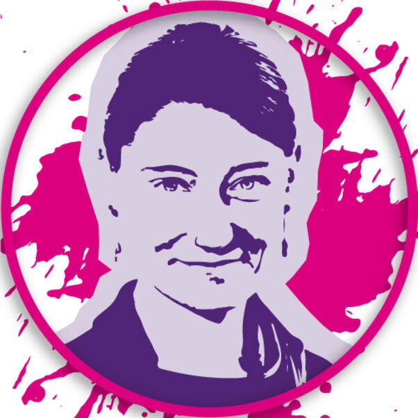 Eine weiblich gelesene Person mit zusammengebundenen Haaren in lila-weiß in rosa Kreis.