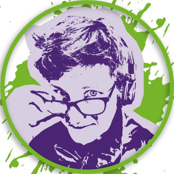 Eine weiblich gelesene Person mit kurzen Haaren, die über ihre Brille schaut in weiß-lila vor grünem Kreis.