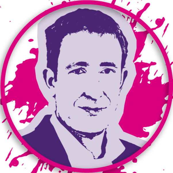 Eine männlich gelesene Person mit kurzen Haaren in lila-weiß vor rosa Kreis.