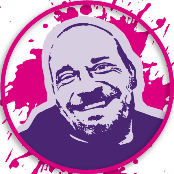 Eine männlich gelesene Person in lila-weiß in einem rosa Kreis.