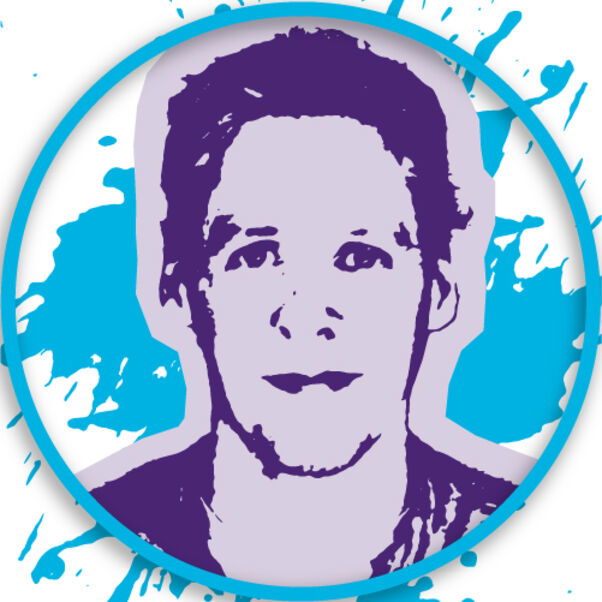 Eine männlich gelesene Person in blau-lila-weiß mit kurzen Haaren.