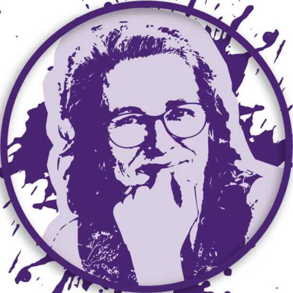 Eine weiblich gelesene Person in lila-weiß mit Brille.