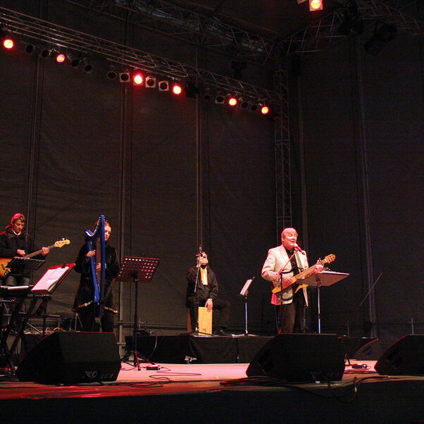 Eine Band auf einer Bühne