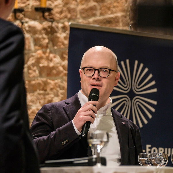 Eine Diskussion in einer Kirche mit vielen Besucherinnen und Besuchern