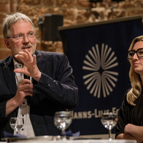 Eine Diskussion in einer Kirche mit vielen Besucherinnen und Besuchern