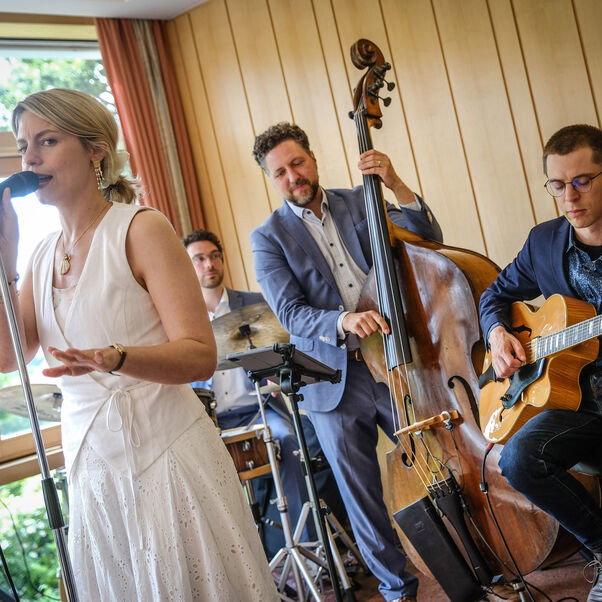 Eine Sängerin, ein Mann am Kontrabass, ein Gitarrist und ein Schlagzeuger musizieren in den Räumen der Evangelischen Akademie Loccum.