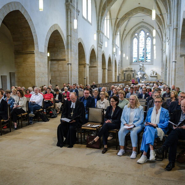 Es ist die Klosterkirche Loccum von innen zu erkennen. Es ist ein weiter Bildausschnitt, der einen vollbesetzten Kirchraum zeigt.